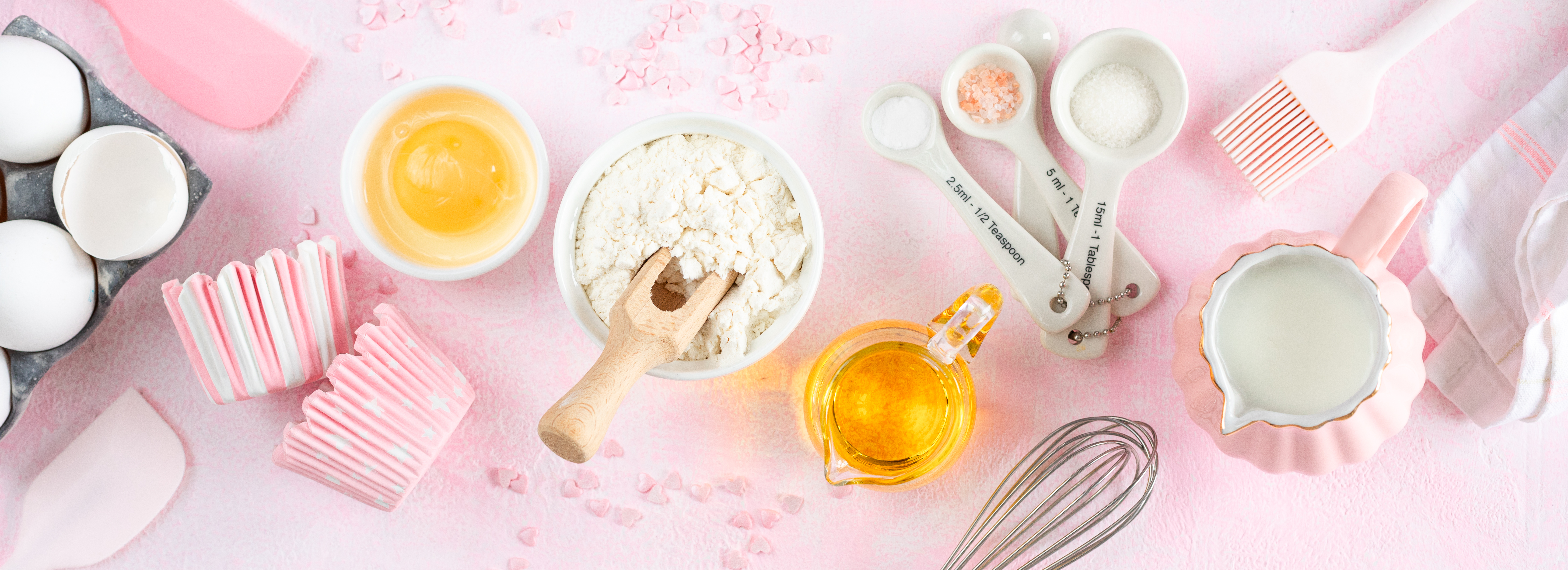 backwaren-und-kuchenutensilien-auf-einem-rosa-hintergrund